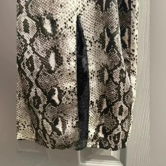 Sen reptile snakeskin print knee length skirt with lace split in front. Small - Picture 4 of 10